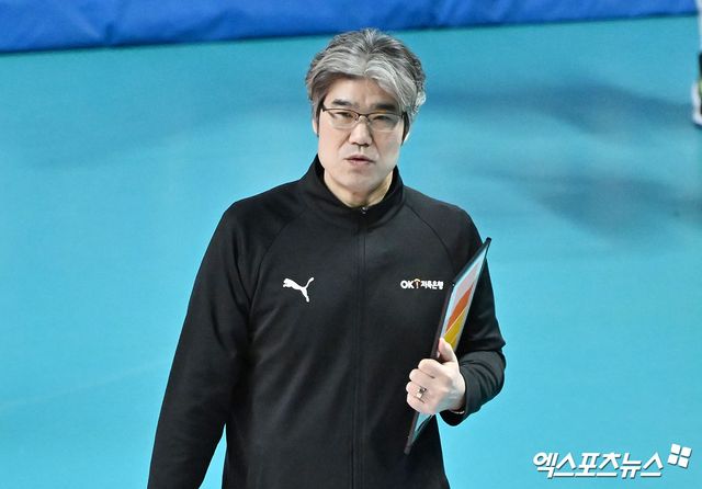 30일 오후 서울 장충체육관에서 열린 도드람 2024-2025 V-리그 우리카드와 OK금융그룹의 경기, OK금융그룹 오기노 감독이 경기를 지켜보고 있다. 엑스포츠뉴스DB