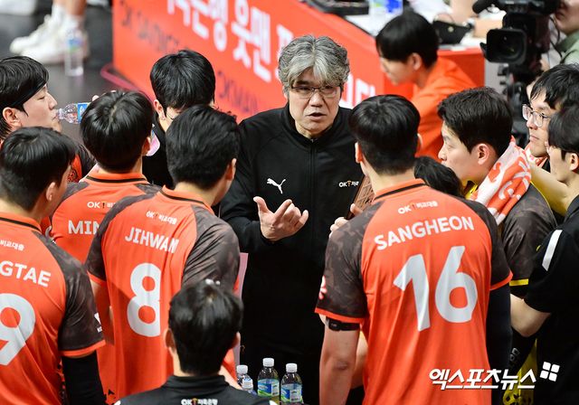 13일 오후 경기도 안산 상록수체육관에서 열린 도드람 2024-2025 V-리그 OK저축은행과 현대캐피탈의 경기, OK저축은행 오기노 감독이 작전타임을 갖고 있다. 엑스포츠뉴스DB