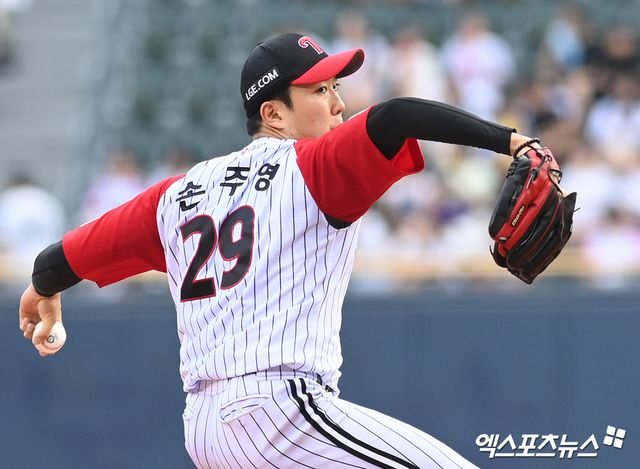 LG 투수 손주영은 23일 잠실구장에서 열린 '2025 신한 SOL Bank KBO 리그' 롯데와 정규시즌 2차전에서 선발 등판했다. 7이닝 무실점 퀄리티스타트 플러스를 기록하며 팀 승리에 힘을 보탰다. 동시에 시즌 첫 승을 거뒀다. 엑스포츠뉴스 DB