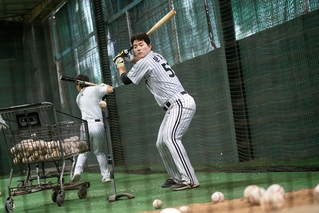 LG 내야수 문정빈은 23일 잠실구장에서 열린 '2025 신한 SOL Bank KBO 리그' 롯데와 정규시즌 2차전에서 8회말 대타로 출전했다. 프로 첫 안타를 홈런으로 장식하며 승리에 쐐기를 박았다. LG 트윈스