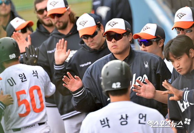 26일 오후 일본 오키나와 고친다 구장에서 열린 KT 위즈와 한화 이글스의 연습경기, 8회말 한화 류현진이 득점에 성공한 이원석 박상언과 하이파이브를 하고 있다. 엑스포츠뉴스DB