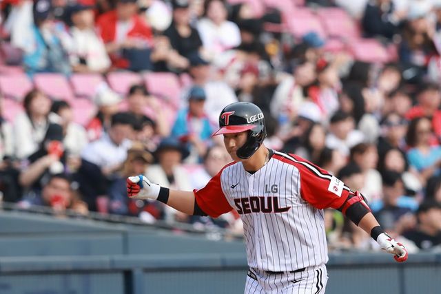 LG 내야수 문정빈은 23일 잠실구장에서 열린 '2025 신한 SOL Bank KBO 리그' 롯데와 정규시즌 2차전에서 8회말 대타로 출전했다. 프로 첫 안타를 홈런으로 장식하며 승리에 쐐기를 박았다. 연합뉴스