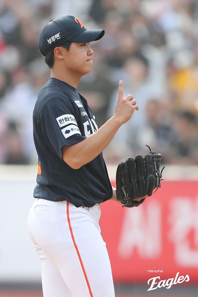 24일 수원케이티위즈파크에서 열린 2025 신한 SOL Bank KBO리그 한화 이글스와 KT 위즈의 경기, 한화 신인 정우주는 1이닝 퍼펙트로 성공적인 데뷔전을 치렀다. 한화 이글스