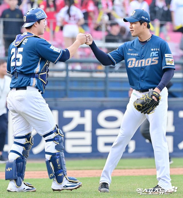 23일 오후 광주기아챔피언스필드에서 열린 '2025 신한 SOL Bank KBO리그' NC 다이노스와 KIA 타이거즈의 경기, NC가 KIA에 5:4로 승리하며 전날의 패배를 설욕했다. 이날 경기에서 승리한 NC 선수들이 기뻐하고 있다. 광주, 김한준 기자