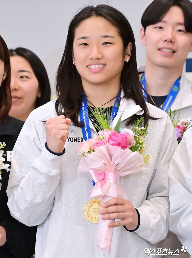 세계배드민턴연맹(BWF) 월드투어 슈퍼 1000 전영오픈을 마친 배드민턴 대표팀이 18일 오후 인천국제공항을 통해 귀국했다. 배드민턴 대표팀 안세영이 포즈를 취하고 있다. 엑스포츠뉴스DB
