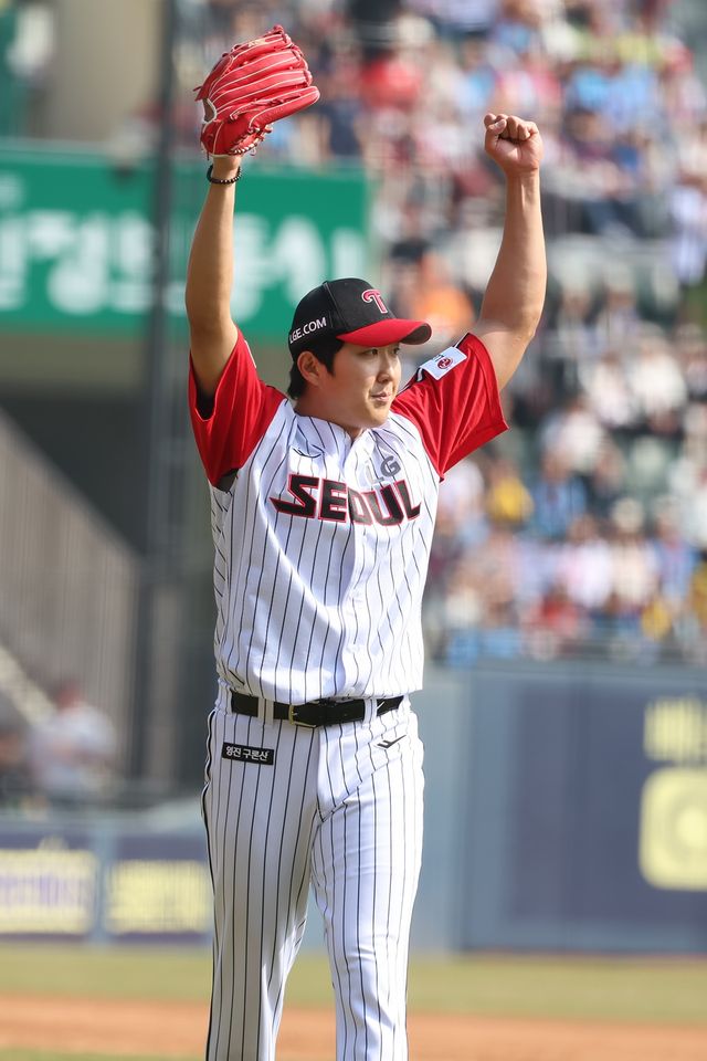 LG 투수 손주영은 23일 잠실구장에서 열린 '2025 신한 SOL Bank KBO 리그' 롯데와 정규시즌 2차전에서 선발 등판했다. 7이닝 무실점 퀄리티스타트 플러스를 기록하며 팀 승리에 힘을 보탰다. 동시에 시즌 첫 승을 거뒀다. LG 트윈스