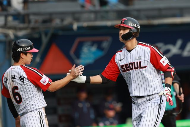 LG 내야수 문정빈(오른쪽)은 23일 잠실구장에서 열린 '2025 신한 SOL Bank KBO 리그' 롯데와 정규시즌 2차전에서 8회말 대타로 출전했다. 프로 첫 안타를 홈런으로 장식하며 승리에 쐐기를 박았다. 연합뉴스
