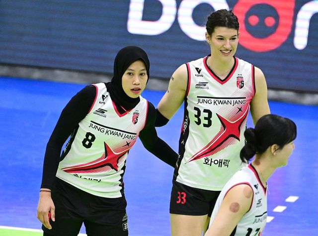 왼쪽부터 여자프로배구 정관장 메가와 부키리치가 25일 수원체육관에서 열린 V리그 여자부 플레이오프 1차전 현대건설전에서 서로 격려하고 있다. KOVO
