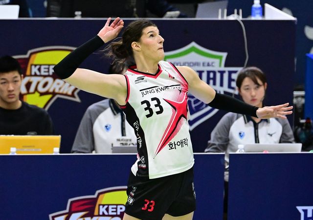 여자프로배구 정관장 부키리치가 25일 수원체육관에서 열린 V리그 여자부 플레이오프 1차전 현대건설전에서 공격하고 있다. KOVO
