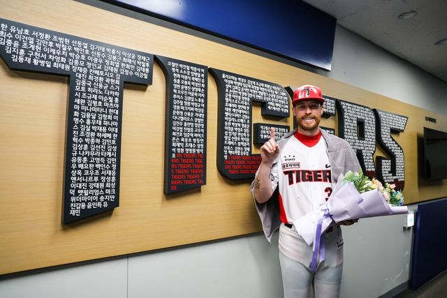 KIA 타이거즈 새 외국인 투수 아담 올러가 광주-KIA챔피언스필드에서 열린 2025 신한 SOL Bank KBO리그 키움 히어로즈와의 시즌 1차전에 선발 등판해 6이닝 5피안타 1피홈런 무사사구 6탈삼진 4실점 3자책으로 데뷔 첫 승과 퀄리티스타트를 달성했다. KIA 타이거즈