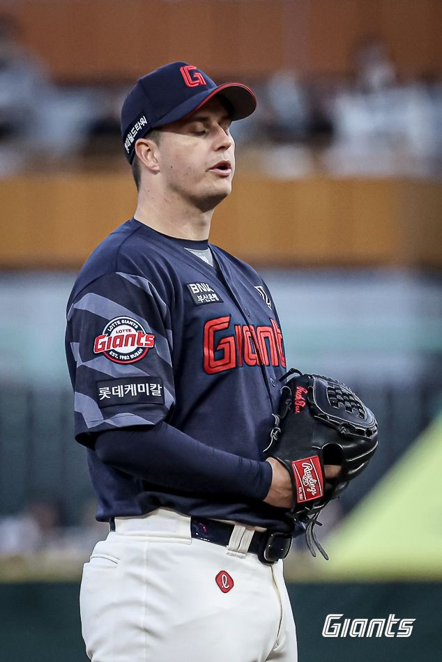 롯데 자이언츠 새 외국인 투수 터커 데이비슨이 25일 인천 SSG랜더스필드에서 열린 2025 신한 SOL Bank KBO리그 SSG 랜더스와의 팀 간 1차전에 선발등판, 7이닝&nbsp;3피안타 1피홈런 2볼넷 2탈삼진 1실점으로 호투했다. 사진 롯데 자이언츠