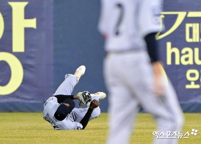 25일 오후 서울 송파구 잠실야구장에서 열린 '2025 신한 SOL Bank KBO리그' 한화 이글스와 LG 트윈스의 경기, 6회말 한화 플로리얼이 LG 구본혁의 타구를 잡아내고 있다. 잠실, 김한준 기자