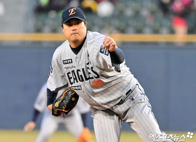 25일 오후 서울 송파구 잠실야구장에서 열린 '2025 신한 SOL Bank KBO리그' 한화 이글스와 LG 트윈스의 경기, 1회말 한화 선발투수 류현진이 공을 힘차게 던지고 있다. 잠실, 김한준 기자