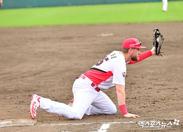  3일 오후 일본 오키나와 킨 구장에서 열린 KT 위즈와 KIA 타이거즈의 연습경기, 5회초 KIA 위즈덤이 원바운드 송구를 잡아내고 있다. 엑스포츠뉴스 DB