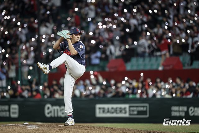 롯데 자이언츠 우완 정철원이 25일 인천 SSG랜더스필드에서 열린 2025 신한 SOL Bank KBO리그 SSG 랜더스와의 팀 간 1차전에서 1이닝 2탈삼진 무실점으로 시즌 첫 홀드를 수확했다. 사진 롯데 자이언츠