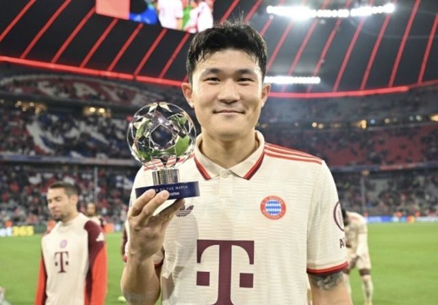 아킬레스건염으로 홍명보호의 A매치 2연전에 결장한 '철기둥' 김민재(바이에른 뮌헨)가 팀 훈련에 합류했다. 마침 한국 축구대표팀이 요르단과의 월드컵 3차예선 8차전 벌이는 날 김민재의 근황이 알려졌다. 뮌헨 구단은 25일(한국시간) 홈페이지를 통해 "분데스리가 장크트 파울리와 홈 경기에 대비한 훈련을 시작했다"며 훈련에 참여한 선수들의 모습을 공개했다. 뮌헨은 한국시간으로 29일 오후 11시 30분 독일 뮌헨의 알리안츠 아레나에서 장크트 파울리와 2024-2025 분데스리가 27라운드 홈경기를 펼친다.다. 2026 북중미 월드컵 예선이나 2025-2026 UEFA 네이션스리그 때문에 많은 선수가 자국 대표팀에 소집된 가운데 훈련장에는 독일 대표팀 은퇴를 선언한 토마스 뮐러를 비롯해 포르투갈 대표팀에 합류하지 못한 하파엘 게헤이루, 독일 대표팀 호출을 받지 못한 세르주 그나브리, 그리고 부상 때문에 한국 대표팀에 합류하지 못한 김민재 등이 모여 구슬땀을 흘렸다. UEFA