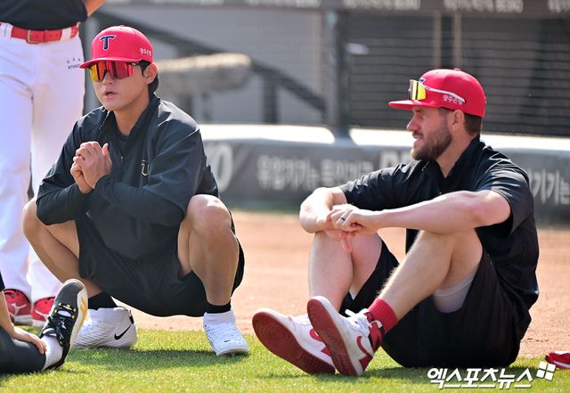 22일 오후 광주기아챔피언스필드에서 열리는 '2025 신한 SOL Bank KBO리그' NC 다이노스와 KIA 타이거즈의 개막전 경기, KIA 김도영과 위즈덤이 웜업을 하고 있다. 엑스포츠뉴스 DB