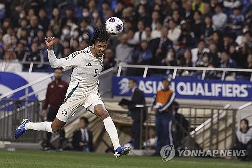 일본 축구대표팀은 25일(한국시간) 일본 사이타마에 위치한 사이타마 스타디움 2002에서 열린 사우디아라비아와의 2026 국제축구연맹(FIFA) 북중미 월드컵(캐나다·미국·멕시코 공동 개최) 아시아 지역 3차 예선 C조 8차전에서 0-0으로 비겼다. 월드컵 본선 진출을 빠르게 확정 지은 C조 1위 일본은 사우디전에서 일부 포지션에 로테이션을 가동했다. 반면 C조 3위 사우디는 일본전 패배로 C조 2위 호주와의 승점 차를 좁히는데 실패하면서 월드컵 본선 직행 가능성이 떨어졌다. 연합뉴스