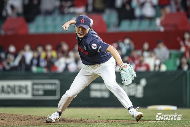 롯데 자이언츠 우완 정철원이 25일 인천 SSG랜더스필드에서 열린 2025 신한 SOL Bank KBO리그 SSG 랜더스와의 팀 간 1차전에서 1이닝 2탈삼진 무실점으로 시즌 첫 홀드를 수확했다. 사진 롯데 자이언츠
