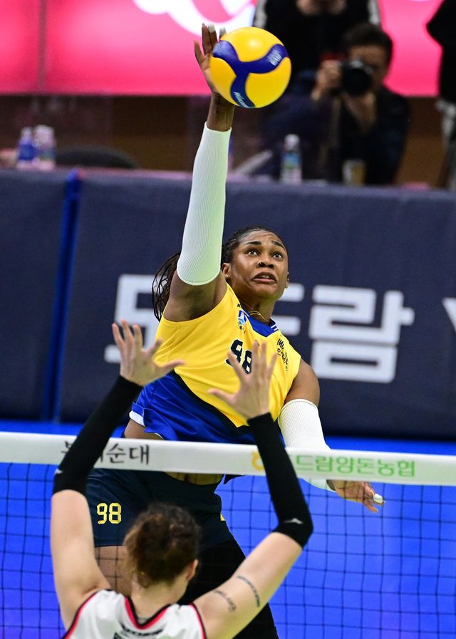 여자프로배구 현대건설 모마가 25일 수원체육관에서 열린 V리그 여자부 플레이오프 1차전 정관장전에서 공격하고 있다. KOVO