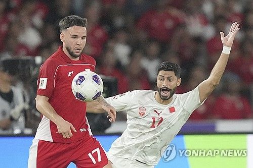 인도네시아는 25일(한국시간) 인도네시아 자카르타에 위치한 겔로라 붕 카르노 스타디움에서 열린 바레인과의 2026 국제축구연맹(FIFA) 북중미 월드컵 아시아 지역 3차 예선 C조 8차전 홈경기에서 1-0 승리를 거뒀다. 이날 승리로 지난 1월 인도네시아 축구대표팀 사령탑 자리에서 경질된 신태용 감독의 뒤를 이어 지휘봉을 잡은 클라위베르트 감독은 2경기 만에 인도네시아 대표팀 부임 후 첫 승을 신고했다. 연합뉴스