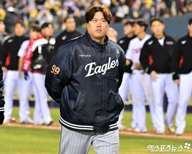 5일 오후 서울 송파구 잠실야구장에서 열린 '2025 신한 SOL Bank KBO리그' 한화 이글스와 LG 트윈스의 경기, LG가 8회에만 4점을 뽑아내며 한화에 5-0 승리를 거뒀다. 경기종료 후 한화 류현진이 그라운드를 빠져나가고 있다. 잠실, 김한준 기자