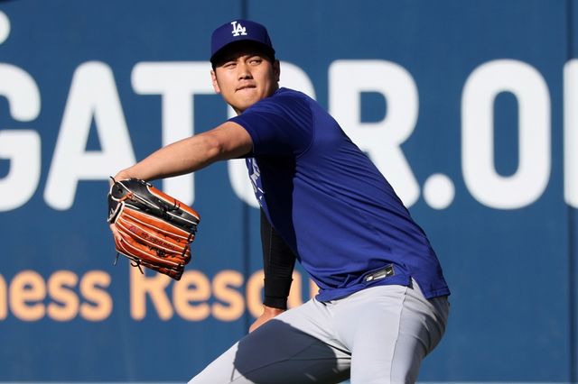 미국 메이저리그 LA 다저스 오타니 쇼헤이가 25일 메이저리그 시범경기를 앞두고 캐치볼하고 있다. AP 연합뉴스