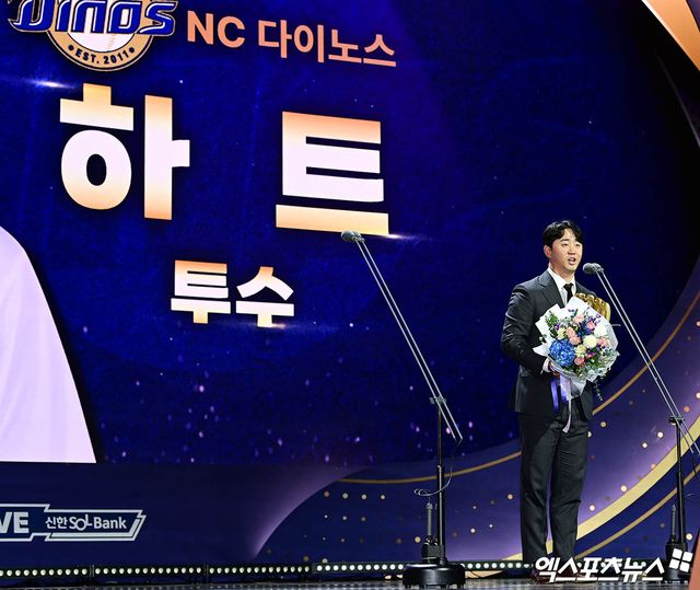 13일 오후 서울 삼성동 코엑스 오디토리움에서 열린 '2024 KBO 골든글러브' 시상식에 참석한 NC 전민수 타격코치가 골든글러브 투수 부문을 수상한 하트를 대신해 대리 수상 후 인사하고 있다. 엑스포츠뉴스 DB