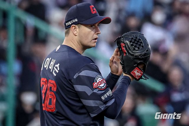 롯데 자이언츠 새 외국인 투수 터커 데이비슨이 25일 인천 SSG랜더스필드에서 열린 2025 신한 SOL Bank KBO리그 SSG 랜더스와의 팀 간 1차전에 선발등판, 7이닝&nbsp;3피안타 1피홈런 2볼넷 2탈삼진 1실점으로 호투했다. 사진 롯데 자이언츠