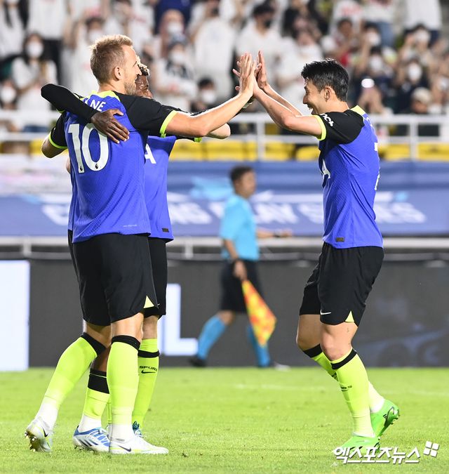 월드클래스 해리 케인의 프리미어리그 복귀설로 축구종가가 뜨겁다. 스페인 매체 '엘 나시오날'은 지난 23일 '케인은 프리미어리그에 복귀하는 것을 꿈꾸고 있다. 리버풀이 가장 유력하다. 바이에른 뮌헨을 떠나면 안필드에서 뛰고자 할 것'이라고 했다. 영국 매체 '풋볼 인사이더'는 하루 뒤 '리버풀은 여름에 선수단 전면 개편을 추진하고 있다. 최전방에 알렉산더 이사크 추가하길 원하는데 뉴캐슬이 재계약 제의를 하면서 급여 두 배를 제안하면서 무산될 전망이다. 케인이 최우선 영입 대상으로 떠올랐다'고 했다. 엑스포츠뉴스DB