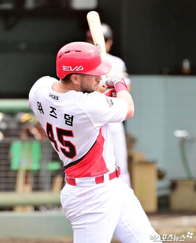 3일 오후 일본 오키나와 킨 구장에서 열린 KT 위즈와 KIA 타이거즈의 연습경기, 4회말 KIA 위즈덤이 2루타를 날리고 있다. 엑스포츠뉴스 DB