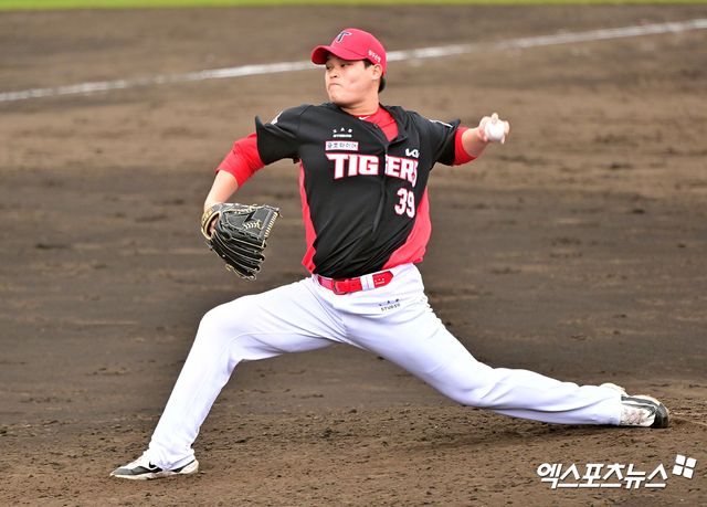 22일 오후 일본 오키나와 코자 신킨 스타디움에서 열린 KIA 타이거즈와 히로시마 도요카프의 연습경기, 9회말 KIA 최지민이 공을 힘차게 던지고 있다. 엑스포츠뉴스 DB