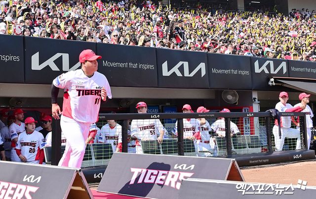 22일 오후 광주기아챔피언스필드에서 열린 '2025 신한 SOL Bank KBO리그' NC 다이노스와 KIA 타이거즈의 개막전 경기, KIA 조상우가 입장하고 있다. 엑스포츠뉴스 DB
