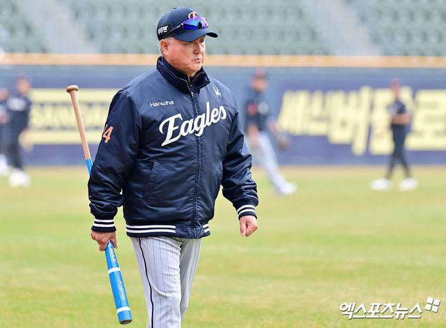 25일 오후 서울 송파구 잠실야구장에서 열리는 '2025 신한 SOL Bank KBO리그' 한화 이글스와 LG 트윈스의 경기, 한화 김경문 감독이 선수들의 훈련을 지켜보고 있다. 잠실, 김한준 기자