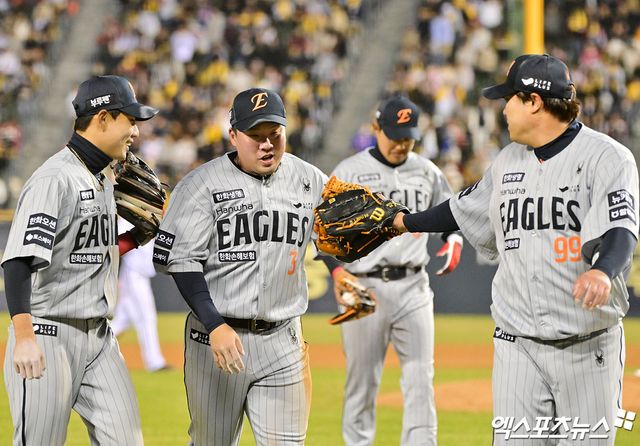 25일 오후 서울 송파구 잠실야구장에서 열린 '2025 신한 SOL Bank KBO리그' 한화 이글스와 LG 트윈스의 경기, 5회말 수비를 마친 한화 선발투수 류현진이 안치홍과 하이파이브를 하고 있다. 잠실, 김한준 기자