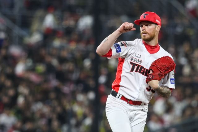 KIA 타이거즈 새 외국인 투수 아담 올러가 광주-KIA챔피언스필드에서 열린 2025 신한 SOL Bank KBO리그 키움 히어로즈와의 시즌 1차전에 선발 등판해 6이닝 5피안타 1피홈런 무사사구 6탈삼진 4실점 3자책으로 데뷔 첫 승과 퀄리티스타트를 달성했다. KIA 타이거즈