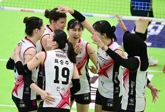 여자프로배구 정관장 선수들이 25일 수원체육관에서 열린 V리그 여자부 플레이오프 1차전 현대건설전에서 득점 후 세리머니하고 있다. KOVO