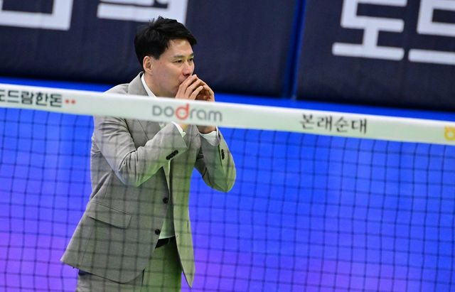 여자프로배구 현대건설 강성형 감독이 25일 수원체육관에서 열린 V리그 여자부 플레이오프 1차전 정관장전에서 선수들에게 작전을 지시하고 있다. KOVO