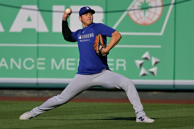 미국 메이저리그 LA 다저스 오타니 쇼헤이가 25일 메이저리그 시범경기를 앞두고 캐치볼하고 있다. REUTERS 연합뉴스