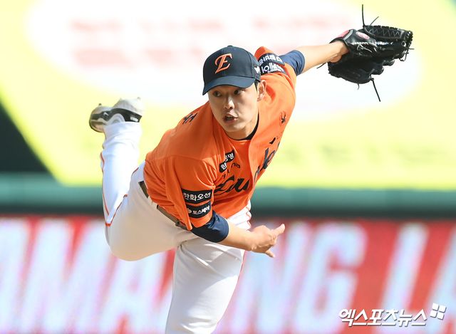 11일 오후 인천SSG랜더스필드에서 열린 '2025 신한 SOL Bank KBO리그' 한화 이글스와 SSG 랜더스의 시범경기, 6회말 한화 문동주가 공을 힘차게 던지고 있다. 엑스포츠뉴스DB