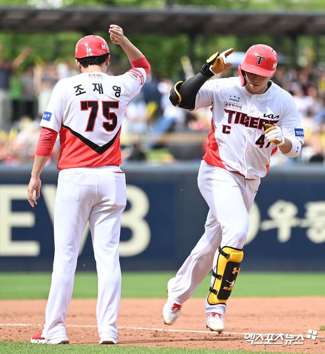 23일 오후 광주기아챔피언스필드에서 열린 '2024 신한 SOL Bank KBO리그' 한화 이글스와 KIA 타이거즈의 더블헤더 1차전 경기, 5회말 1사 1,2루 KIA 나성범이 스리런 홈런을 날린 후 그라운드를 돌고 있다. 엑스포츠뉴스 DB