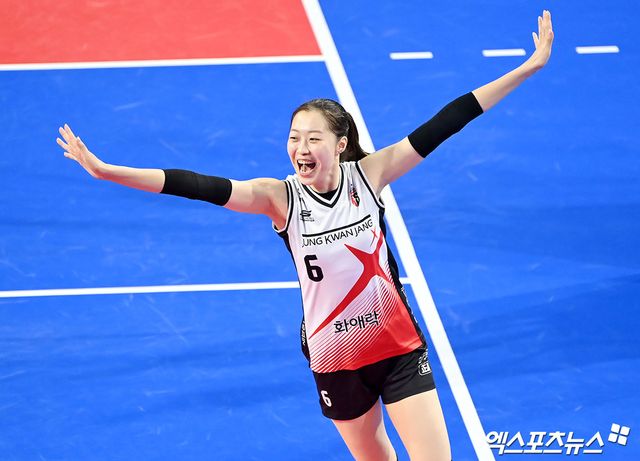여자프로배구 정관장 박은진이 올 시즌 정규리그 경기에서 득점 후 세리머니하고 있다. 엑스포츠뉴스 DB