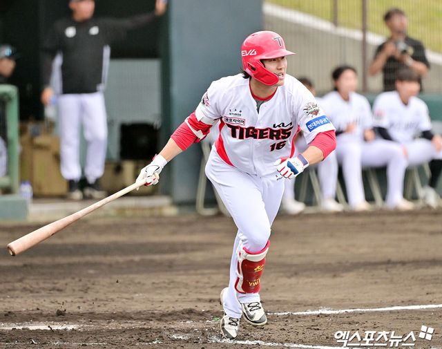 3일 오후 일본 오키나와 킨 구장에서 열린 KT 위즈와 KIA 타이거즈의 연습경기, 3회말 KIA 최원준이 1타점 적시타를 날리고 있다. 엑스포츠뉴스 DB