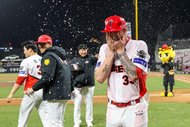 KIA 타이거즈 새 외국인 투수 아담 올러가 광주-KIA챔피언스필드에서 열린 2025 신한 SOL Bank KBO리그 키움 히어로즈와의 시즌 1차전에 선발 등판해 6이닝 5피안타 1피홈런 무사사구 6탈삼진 4실점 3자책으로 데뷔 첫 승과 퀄리티스타트를 달성했다. KIA 타이거즈