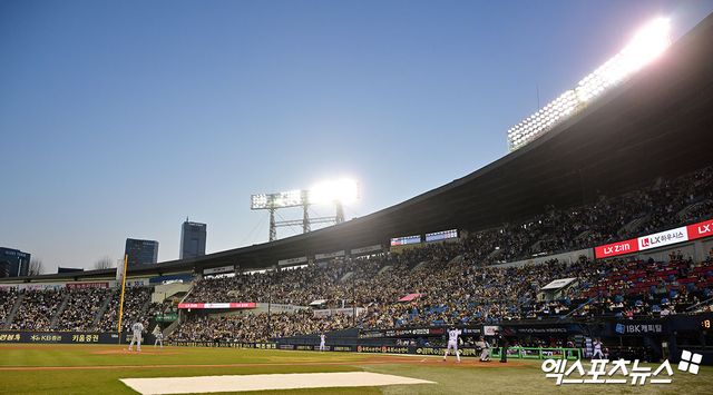 25일 서울 잠실구장에서 열린 2025 신한 SOL Bank KBO리그 한화 이글스와 LG 트윈스의 경기, 오후 6시 55분에 2만3750석 전석 매진이 발표됐다. 잠실, 김한준 기자