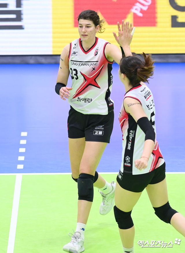 여자프로배구 정관장 반야 부키리치가 올 시즌 정규리그 경기에서 득점 후 세리머니하고 있다. 엑스포츠뉴스 DB