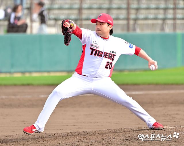 27일 오후 일본 오키나와 킨 구장에서 열린 LG 트윈스와 KIA 타이거즈의 연습경기, 8회초 1사 1,3루 KIA 이준영이 공을 힘차게 던지고 있다. 엑스포츠뉴스 DB