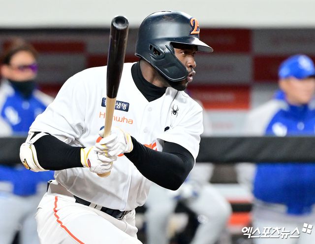 17일 오후 대전 한화생명 볼파크에서 열린 '2025 신한 SOL Bank KBO리그' 삼성 라이온즈와 한화 이글스의 시범경기, 3회말 1사 한화 플로리얼이 중전안타를 날리고 있다. 엑스포츠뉴스DB