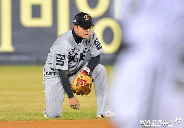 25일 오후 서울 송파구 잠실야구장에서 열린 '2025 신한 SOL Bank KBO리그' 한화 이글스와 LG 트윈스의 경기, 8회말 무사 2,3루 한화 이도윤이 포구 실책을 한 후 아쉬워하고 있다. 잠실, 김한준 기자
