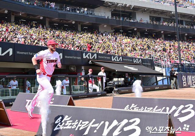 22일 오후 광주기아챔피언스필드에서 열린 '2025 신한 SOL Bank KBO리그' NC 다이노스와 KIA 타이거즈의 개막전 경기, KIA 위즈덤이 입장하고 있다. 엑스포츠뉴스 DB